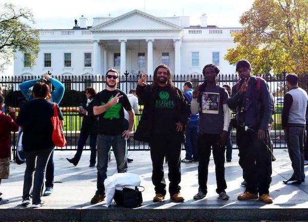 Ακτιβιστές υπέρ της κάνναβης... ντουμάνιασαν τον Λευκό Οίκο! (ΒΙΝΤΕΟ)