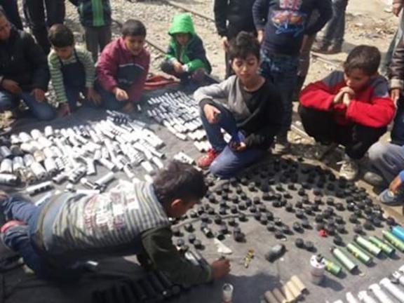 Παίζουν βόλους με τις σφαίρες των Σκοπιανών τα προσφυγόπουλα στην Ειδομένη!