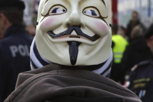 Συνέλαβαν άνδρα που φορούσε μάσκα των Anonymous
