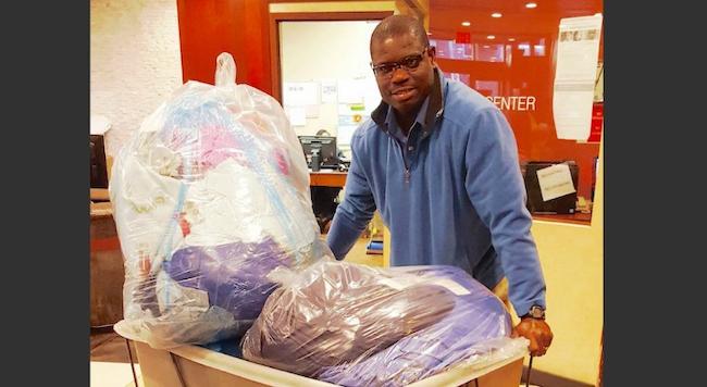 Ο επιχειρηματίας που πλένει δωρεάν τα ρούχα για 75 άστεγες οικογένειες (ΦΩΤΟ)