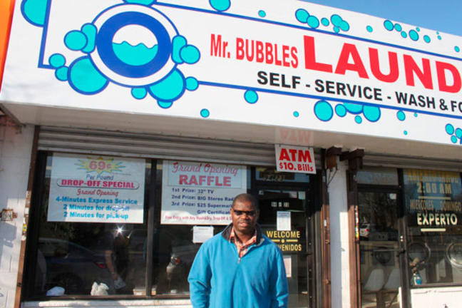 Ο επιχειρηματίας που πλένει δωρεάν τα ρούχα για 75 άστεγες οικογένειες (ΦΩΤΟ)