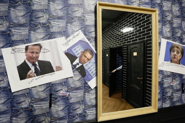 Στο σαλόνι ο Πούτιν, στην τουαλέτα ο Ομπάμα και η Μέρκελ (ΦΩΤΟ)