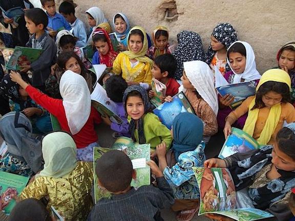 Ένας δάσκαλος με ψυχή, μοιράζει βιβλία, χαρά και ελπίδα στο Αφγανιστάν (ΒΙΝΤΕΟ)
