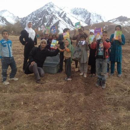 Ένας δάσκαλος με ψυχή, μοιράζει βιβλία, χαρά και ελπίδα στο Αφγανιστάν (ΒΙΝΤΕΟ)