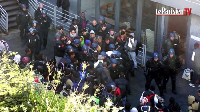 Συγκρούσεις, δακρυγόνα και έξωση 277 αιτούντων άσυλο από κατειλημμένο σχολείο στο Παρίσι (ΦΩΤΟ-ΒΙΝΤΕΟ)
