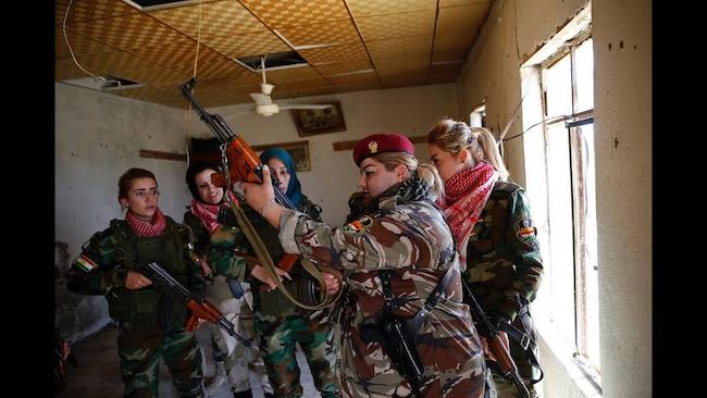 30 γυναίκες πολεμούν τον ISIS (BINTEO)