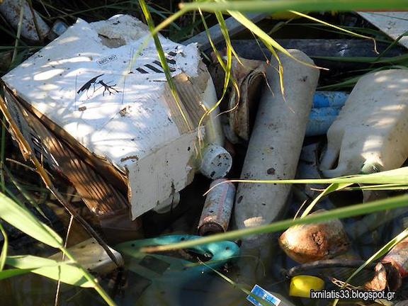 Ασυνείδητοι πέταξαν σε ποτάμι μπουκάλια με φυτοφάρμακα (ΦΩΤΟ)
