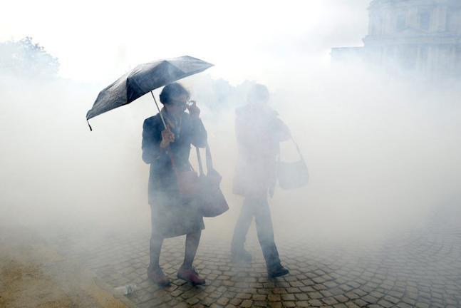 Εφιαλτική νύχτα στο Παρίσι με βροχή δακρυγόνων (ΦΩΤΟ) (ΒΙΝΤΕΟ)