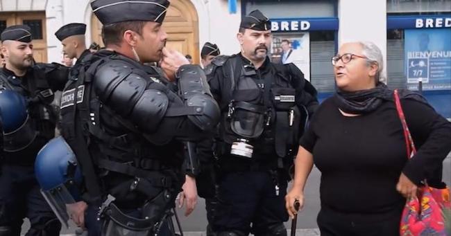 Μια γενναία γυναίκα ξεφτιλίζει υβριστές αστυνομικούς (ΒΙΝΤΕΟ)