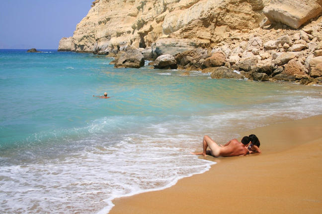 Σε ποιες παραλίες της Αττικής μπορείτε να κάνετε γυμνισμό
