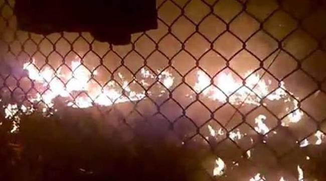 Πυρκαγιά και συμπλοκές τη νύχτα στο hot spot στη Μόρια (ΒΙΝΤΕΟ)