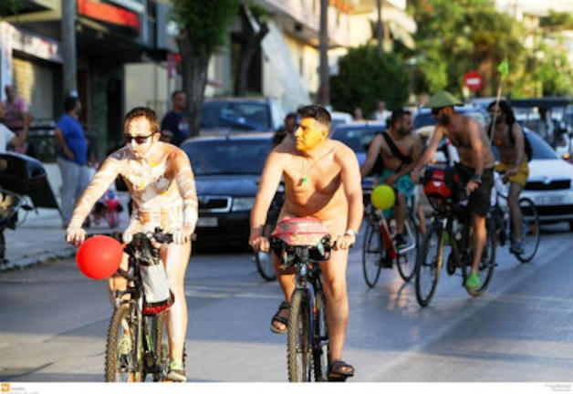Γυμνοί ποδηλάτες διαδηλώνουν στους δρόμους της θεσσαλονίκης (ΦΩΤΟ)