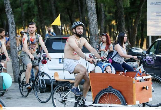 Γυμνοί ποδηλάτες διαδηλώνουν στους δρόμους της θεσσαλονίκης (ΦΩΤΟ)