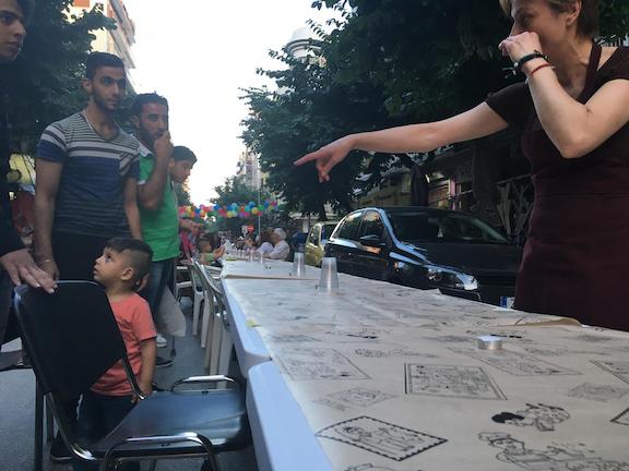 Το μεγαλύτερο δείπνο αλληλεγγύης στήθηκε στο δρόμο μιας γειτονιάς της Θεσσαλονίκης (ΦΩΤΟ-ΒΙΝΤΕΟ)