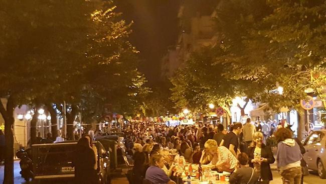Το μεγαλύτερο δείπνο αλληλεγγύης στήθηκε στο δρόμο μιας γειτονιάς της Θεσσαλονίκης (ΦΩΤΟ-ΒΙΝΤΕΟ)