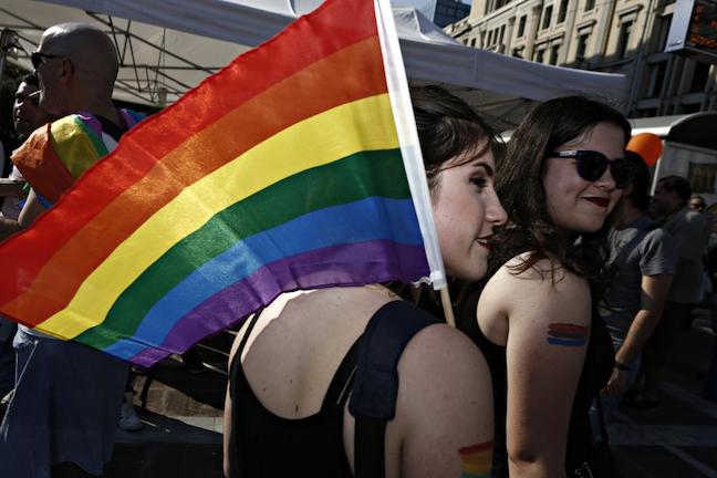 Χιλιάδες άνθρωποι στο Pride της ελευθερίας, της αγάπης, της ισότητας (ΦΩΤΟ)