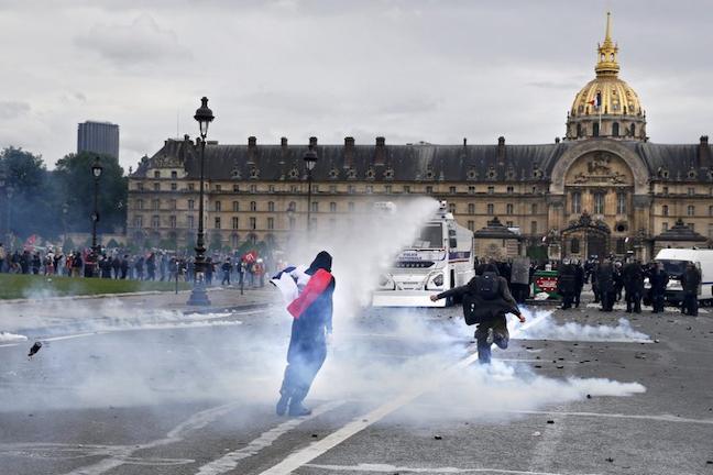 Εν μέσω Euro, ξαναζεί το Παρίσι της οργής (ΦΩΤΟ)