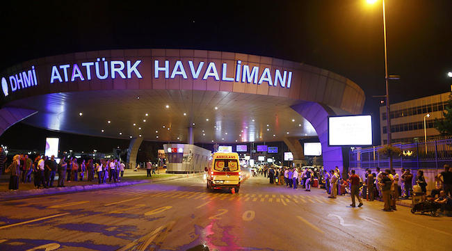 Η στιγμή της διπλής επίθεσης αυτοκτονίας στο αεροδρόμιο της Κωνσταντινούπολης (ΣΚΛΗΡΟ ΒΙΝΤΕΟ)