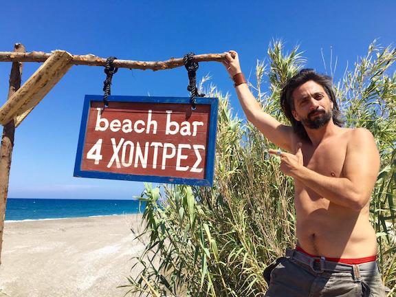 "Οι 4 χοντρές": Το cult beach bar του ηθοποιού Αναστάση Κολοβού στην Κύμη (ΦΩΤΟ)