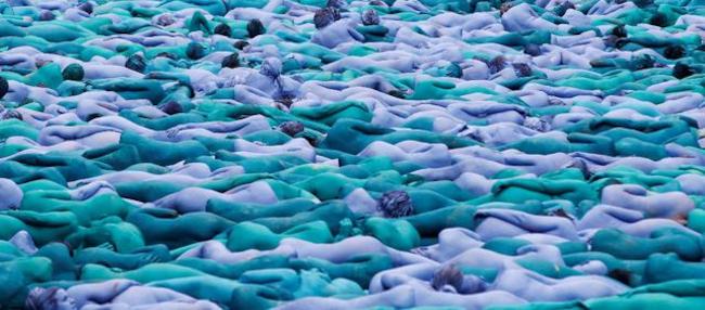 Ένα κύμα μπλε ανθρώπων πλημμυρίζει την πόλη (ΦΩΤΟ)