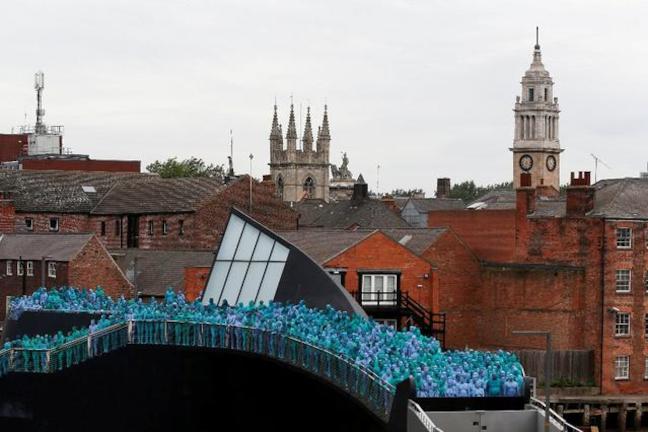Ένα κύμα μπλε ανθρώπων πλημμυρίζει την πόλη (ΦΩΤΟ)