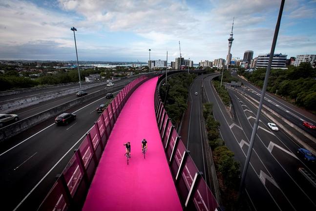 Αυτό το ροζ "ποτάμι" είναι ο πιο εντυπωσιακός ποδηλατόδρομος του κόσμου (ΦΩΤΟ)