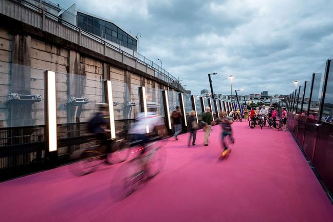 Αυτό το ροζ "ποτάμι" είναι ο πιο εντυπωσιακός ποδηλατόδρομος του κόσμου (ΦΩΤΟ)