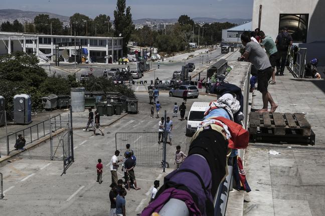 Σοβαρά επεισόδια στο Ελληνικό: 'Ενας πρόσφυγας νεκρός
