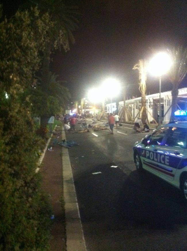 Γαλλία: Δεκάδες νεκροί και τραυματίες μετά από επίθεση με φορτηγό (ΣΚΛΗΡΕΣ ΕΙΚΟΝΕΣ)