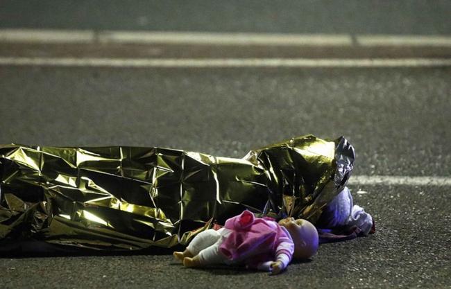 Η φωτογραφία που σοκάρει από την επίθεση στη Γαλλία: Το παιδάκι νεκρό με τη κούκλα του στο δρόμο
