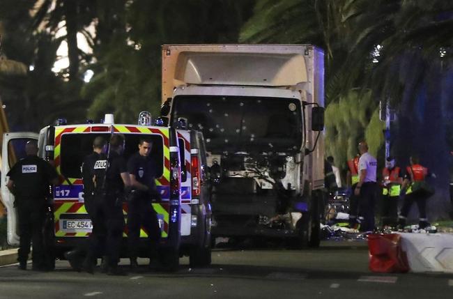 Γαλλία: Στους 84 οι νεκροί από το νέο τρομοκρατικό χτύπημα - ΒΙΝΤΕΟ από τη στιγμή της επίθεσης
