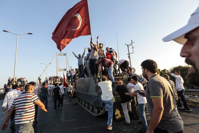 Οι 24 ώρες της προδοσίας: Το χρονικό του πραξικοπήματος στην Τουρκία (ΦΩΤΟ)