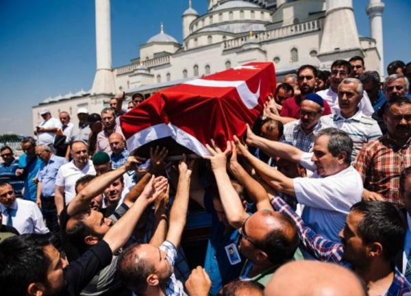 Ο Ερντογάν θάβει σαν σκυλιά τους νεκρούς πραξικοπηματίες