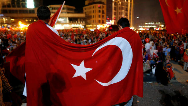 Έξαρση εθνικισμού: Ανάρπαστες οι τούρκικες σημαίες