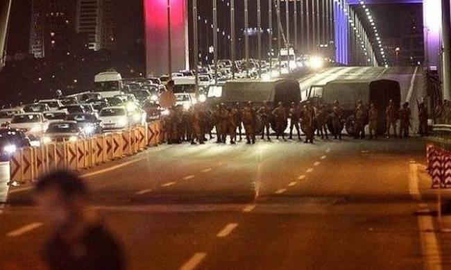 Τουρκία: Στρατιώτες πυροβολούν στο ψαχνό πολίτες (ΒΙΝΤΕΟ)