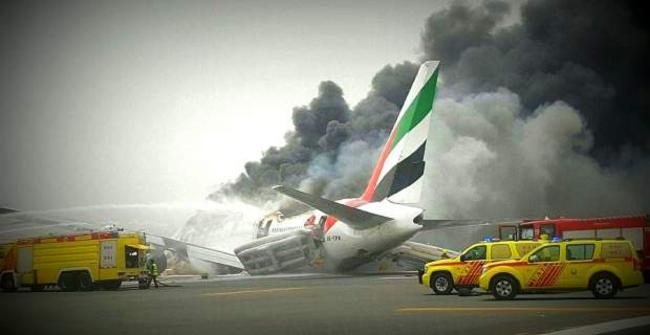 Αεροσκάφος της Emirates άρπαξε φωτιά κατά την προσγείωση (ΒΙΝΤΕΟ)