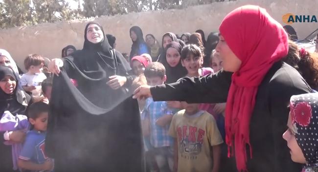Γιατί οι γυναίκες στη Συρία καίνε τις μαντίλες τους; (BINTEO)