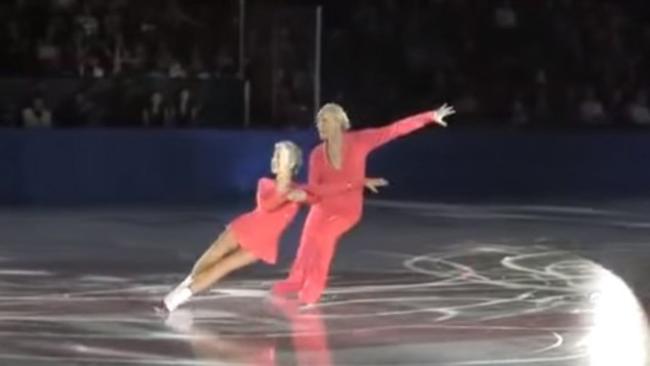 Eκείνος 83, εκείνη 79: Δείτε πως χορεύουν στον πάγο (ΒΙΝΤΕΟ)