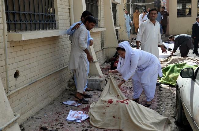 Πακιστάν: 93 νεκροί από επίθεση αυτοκτονίας σε νοσοκομείο (ΣΚΛΗΡΕΣ ΦΩΤΟ)