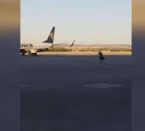 Δείτε τι έκανε αυτός ο απελπισμένος επιβάτης όταν έχασε το αεροπλάνο (ΒΙΝΤΕΟ)