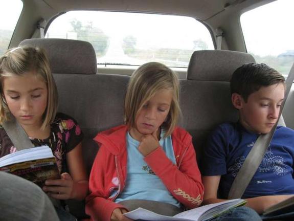Γιατί ζαλιζόμαστε όταν διαβάζουμε στο αυτοκίνητο;