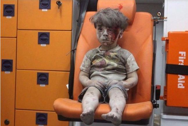 Τι είπε ο φωτογράφος για τον 5χρονο που έγινε σύμβολο της φρίκης του πολέμου (ΒΙΝΤΕΟ)