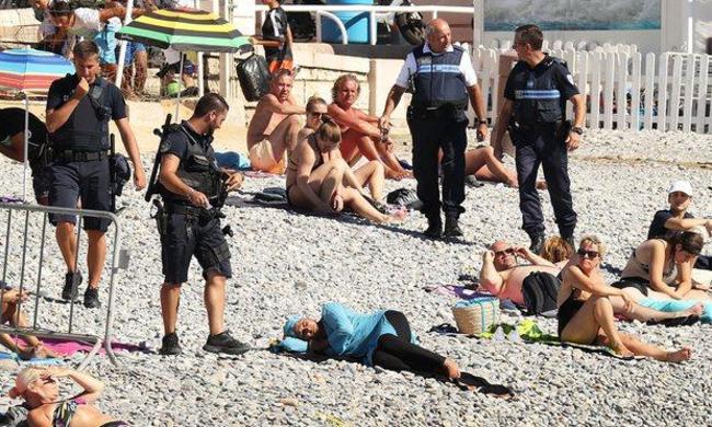 Γαλλία: Αστυνομικοί υποχρεώνουν μουσουλμάνα να βγάλει το μπουρκίνι στην παραλία