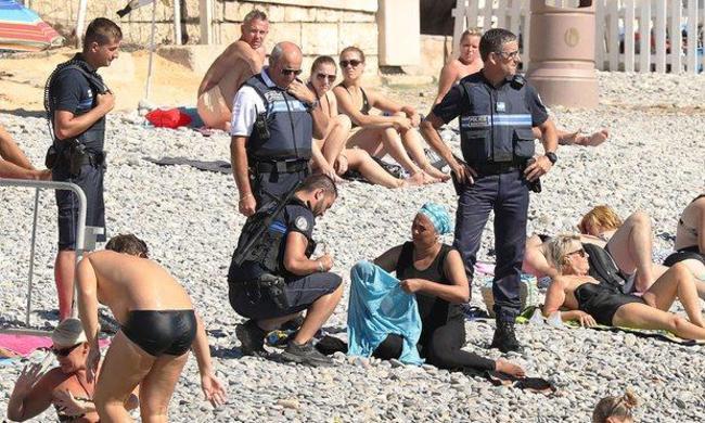 Γαλλία: Αστυνομικοί υποχρεώνουν μουσουλμάνα να βγάλει το μπουρκίνι στην παραλία