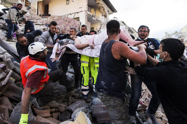Ξεπέρασαν τους 60 οι νεκροί από τον φονικό σεισμό στην Ιταλία (ΒΙΝΤΕΟ)