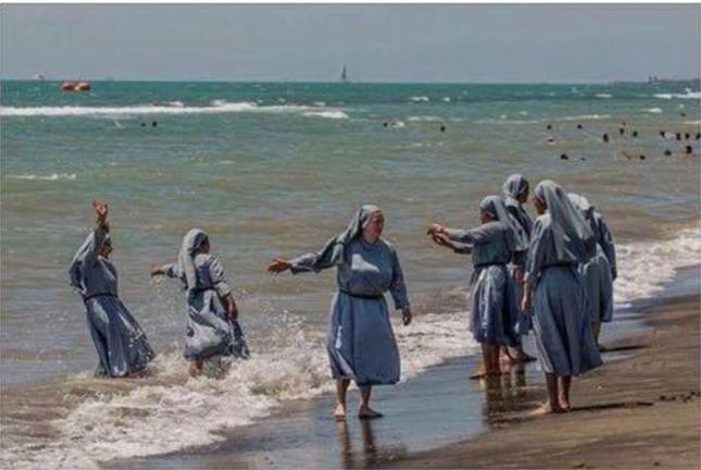 Με καλόγριες στην παραλία, απάντησε Ιταλός ιμάμης στην απαγόρευση του μπουρκίνι