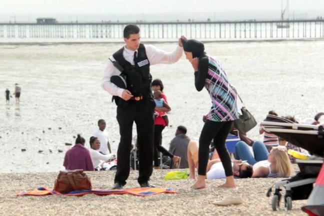 Κοινωνικό πείραμα: Αστυνομικός σε παραλία προσπαθεί να βγάλει από γυναίκα το μπουρκίνι