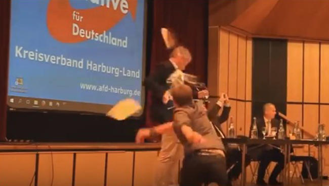 Γερμανία: Νεαρός έριξε τούρτα στον ακροδεξιό πρόεδρο του AfD (BINTEO)
