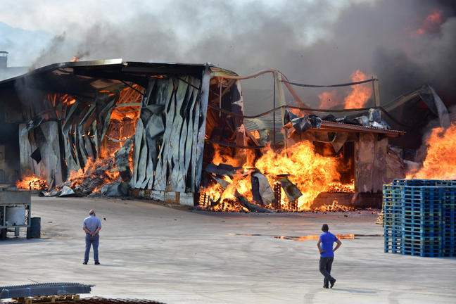 Mεγάλη φωτιά σε εργοστάσιο στη Νέα Κίο