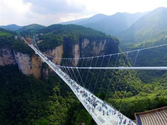 Γιατί οι Κινέζοι έκλεισαν την μεγαλύτερη γυάλινη γέφυρα του κόσμου; (ΦΩΤΟ - ΒΙΝΤΕΟ)